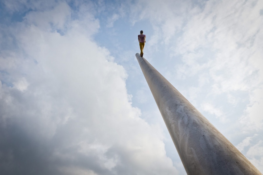 Германия.  Скульптура Человек идущий в небо