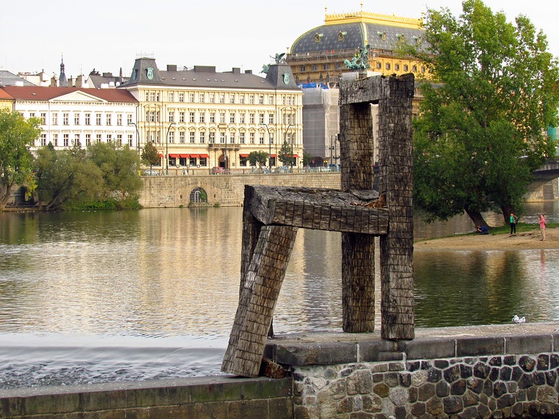 Чехия. Скульптура Стул на Влтаве