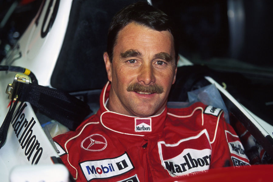 Гонщик Найджел Эрнест Джеймс Мэнселл, выиграл и чемпионат мира Формулы Один (1992).
