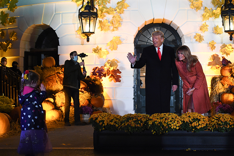 Страшно красиво: Дональд и Мелания Трамп отпраздновали Хэллоуин в Белом доме