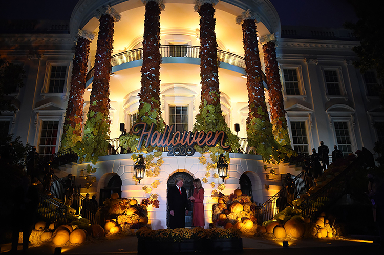 Страшно красиво: Дональд и Мелания Трамп отпраздновали Хэллоуин в Белом доме