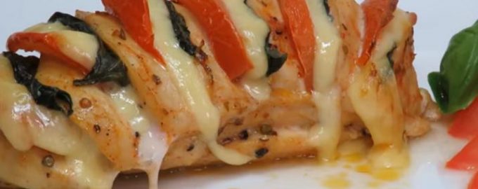 Сочное куриное филе с сыром и помидорами в духовке: отличная идея к ужину