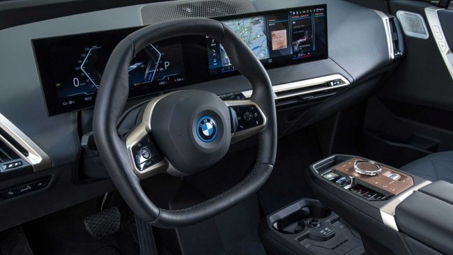 BMW iX xDrive50: большой внедорожник делает это плавно. BMW iX