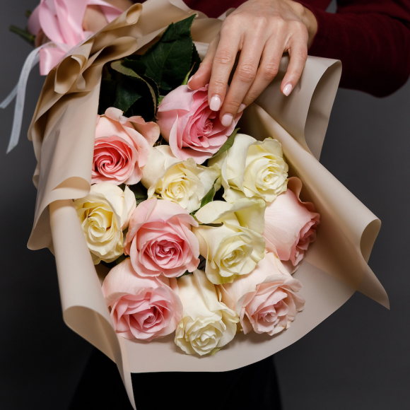 57187 Пять причин подарить любимой женщине букет роз на 8 марта
