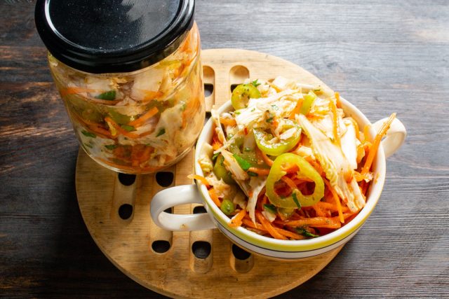 Кимчи из пекинской капусты может хранится в холодильнике 2-3 дня, на следующий день овощи даже вкуснее, чем в день приготовления. Приятного аппетита!