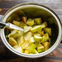 Яблоки нарезаем мелко и кладем в эмалированную кастрюлю.