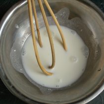 Молоко смешиваем с творожным сливочным сыром или жирной сметаной.