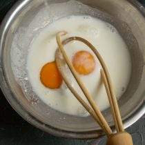 Разбиваем в миску куриные яйца, насыпаем соль по вкусу и тщательно смешиваем жидкие ингредиенты венчиком.