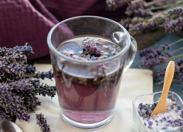 Душистый чай из цветов лаванды снимет стресс и напряжение