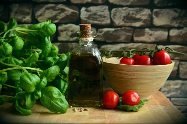 Добавьте листья помидора в оливковое масло для землистого и слегка томатного вкуса