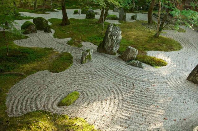 На облик японского сада и его смысловое наполнение огромное влияние оказала философия буддизма