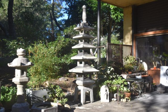 Деревянная или каменная (кораи-то) пагода символизирует буддийский храм