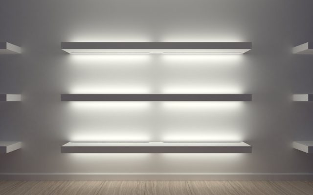 Подсветка с помощью LED ленты удобна в рабочих пространствах и на полках с инструментами