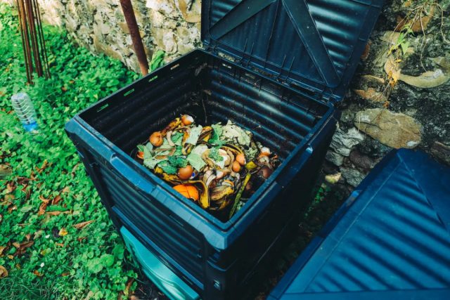 Пластиковый контейнер наиболее простой и удобный способ для компостирования на участке