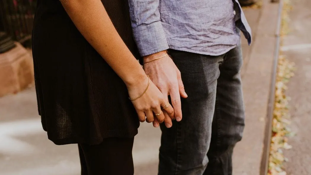 10 признаков того, что вы выпрашиваете любовь (и почему нельзя этого делать)
