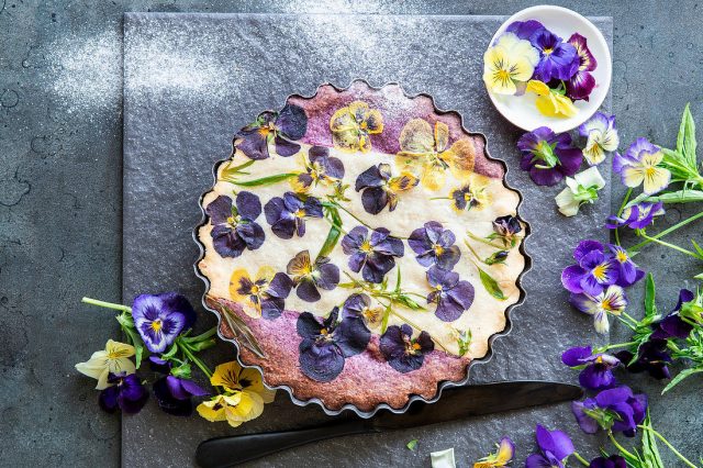 Цветы фиалки можно употреблять в свежем виде или засахаривать для украшения пирожных и тортов